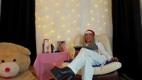Snapshot of dorian_lev chatting on December 2, 9:28 pm Nicolle online show from December 2, 9:28 pm