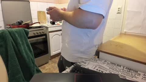 Snapshot of doriancretu95 chatting on December 22, 8:16 am menu below online show from December 22, 8:16 am