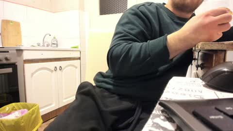 Snapshot of doriancretu95 chatting on January 22, 9:32 pm menu below online show from January 22, 9:32 pm