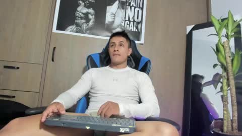 Snapshot of dorman_boy chatting on May 12, 12:41 am dorman_boy online show from May 12, 12:41 am