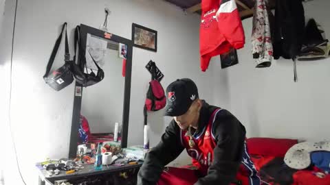 Snapshot of douglas_gallegos chatting on April 26, 6:33 am douglas_gallegos online show from April 26, 6:33 am