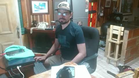 Snapshot of dr_simon84 chatting on December 16, 1:31 am Dr Simon online show from December 16, 1:31 am