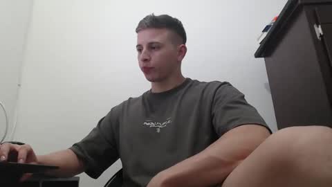 Snapshot of draco_boy2000 chatting on October 1, 9:21 pm draco_boy2000 online show from October 1, 9:21 pm