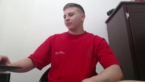 Snapshot of draco_boy2000 chatting on October 6, 9:23 pm draco_boy2000 online show from October 6, 9:23 pm