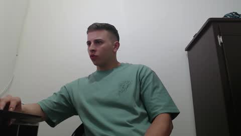 Snapshot of draco_boy2000 chatting on October 13, 9:04 pm draco_boy2000 online show from October 13, 9:04 pm