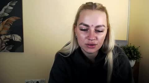 Snapshot of dream_dolly_ chatting on October 17, 1:35 pm dream_dolly_ online show from October 17, 1:35 pm