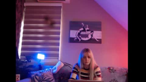 A girl online show from November 7, 8:14 am