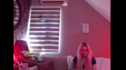 Snapshot of dreamcatcherfantasy chatting on July 10, 7:23 am A girl online show from July 10, 7:23 am