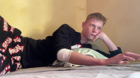 Snapshot of dreamy_devi1 chatting on April 15, 1:51 pm dreamy_devi1 online show from April 15, 1:51 pm