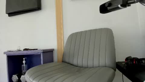 Snapshot of drizzys_room chatting on July 8, 8:46 pm DirtyDrizzy online show from July 8, 8:46 pm