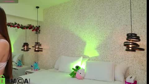 dulce_isabel_ online show from March 18, 3:09 am