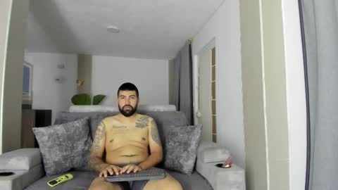 Snapshot of dulceromance chatting on February 9, 3:32 am Jlozada05 online show from February 9, 3:32 am