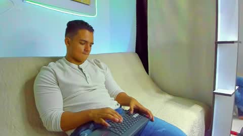 dwayne_esteven10 online show from March 7, 8:28 pm