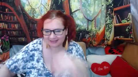 Snapshot of dyannelovee chatting on June 2, 8:27 am Dyanne online show from June 2, 8:27 am