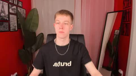 Snapshot of dylan_norton chatting on May 20, 10:32 am Dylan online show from May 20, 10:32 am