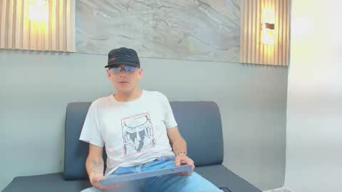 Snapshot of dylan_scott21 chatting on October 20, 7:47 pm DYLAN online show from October 20, 7:47 pm