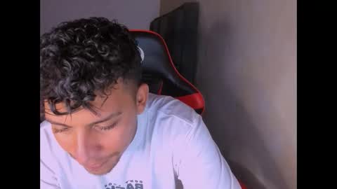 Snapshot of dylan_yvt chatting on December 2, 11:00 pm yohe online show from December 2, 11:00 pm