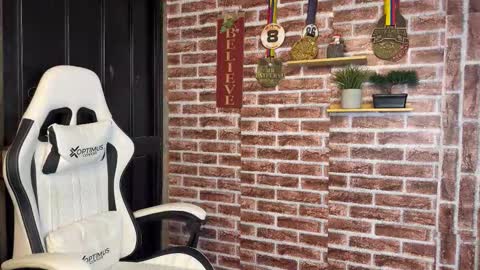 Snapshot of dylangusss chatting on February 15, 6:43 am Dylangusss online show from February 15, 6:43 am