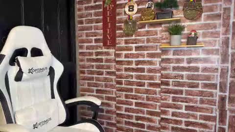 Snapshot of dylangusss chatting on February 17, 6:10 am Dylangusss online show from February 17, 6:10 am