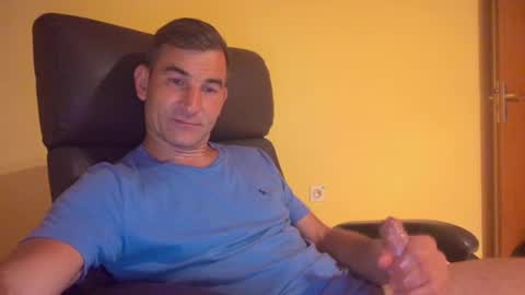 Snapshot of easystyle1 chatting on July 31, 9:03 pm Andrew online show from July 31, 9:03 pm