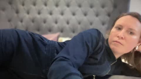 Nadia Ferreira  online show from January 27, 1:41 pm