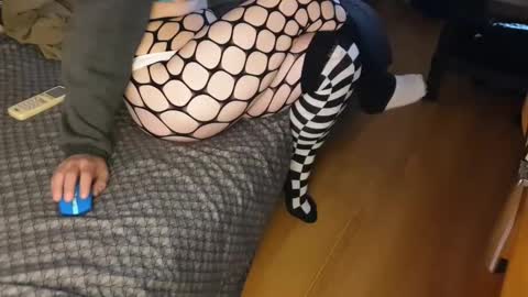 shy yoong cross online show from October 27, 10:25 pm