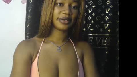 Snapshot of ebony373684 chatting on October 21, 6:03 am queen online show from October 21, 6:03 am