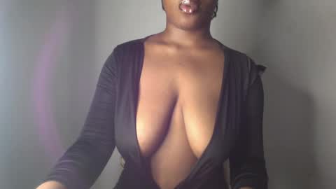Snapshot of ebony_pussy98 chatting on December 8, 3:21 am delilah online show from December 8, 3:21 am