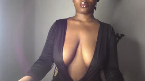 Snapshot of ebony_pussy98 chatting on December 9, 3:18 am delilah online show from December 9, 3:18 am