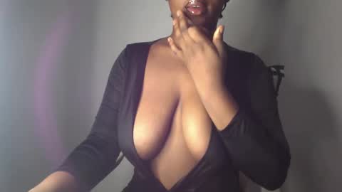 Snapshot of ebony_pussy98 chatting on December 10, 3:41 am delilah online show from December 10, 3:41 am