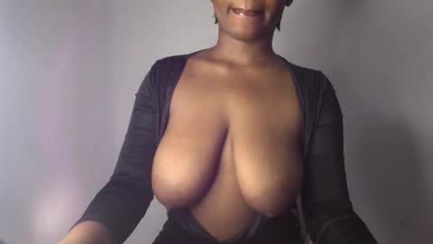 Snapshot of ebony_pussy98 chatting on December 10, 3:01 pm delilah online show from December 10, 3:01 pm