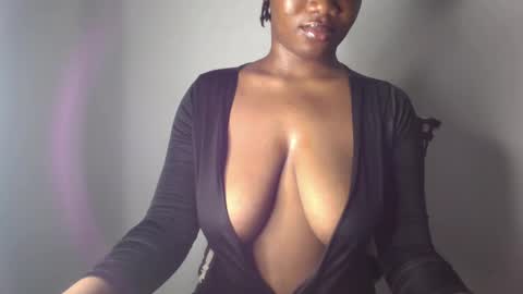 Snapshot of ebony_pussy98 chatting on December 13, 3:05 am delilah online show from December 13, 3:05 am
