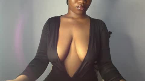 Snapshot of ebony_pussy98 chatting on December 15, 8:25 pm delilah online show from December 15, 8:25 pm