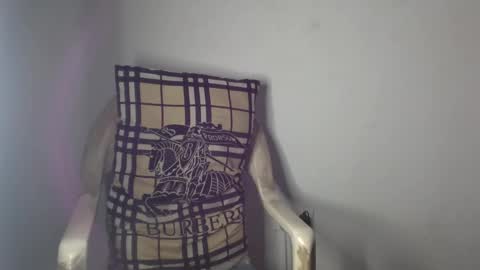 Snapshot of ebony_pussy98 chatting on December 17, 6:02 am delilah online show from December 17, 6:02 am