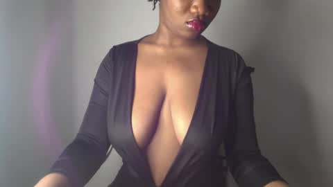 Snapshot of ebony_pussy98 chatting on December 21, 6:09 am delilah online show from December 21, 6:09 am