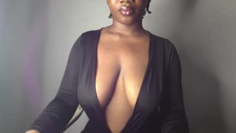 Snapshot of ebony_pussy98 chatting on February 9, 6:11 am delilah online show from February 9, 6:11 am