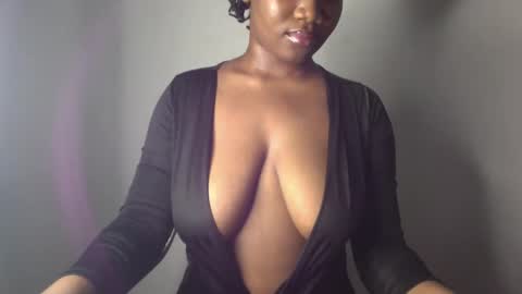 Snapshot of ebony_pussy98 chatting on February 10, 4:30 am delilah online show from February 10, 4:30 am