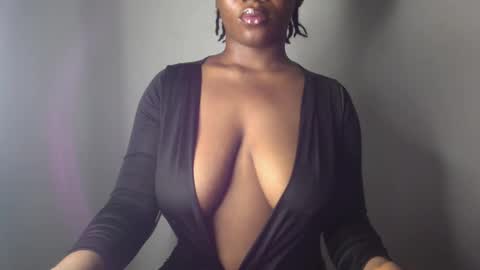 Snapshot of ebony_pussy98 chatting on February 13, 2:01 am delilah online show from February 13, 2:01 am