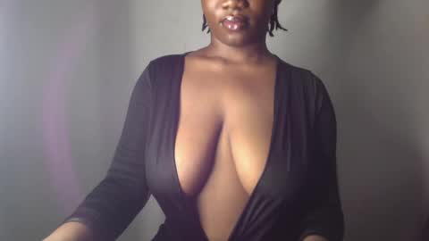 Snapshot of ebony_pussy98 chatting on February 13, 5:05 am delilah online show from February 13, 5:05 am