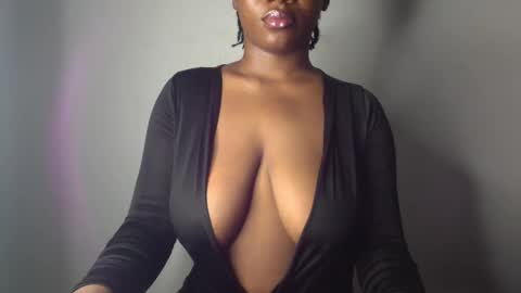 Snapshot of ebony_pussy98 chatting on February 14, 2:28 am delilah online show from February 14, 2:28 am