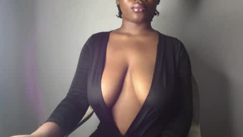 Snapshot of ebony_pussy98 chatting on February 21, 7:32 pm delilah online show from February 21, 7:32 pm