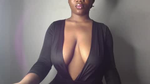 Snapshot of ebony_pussy98 chatting on February 23, 5:01 am delilah online show from February 23, 5:01 am