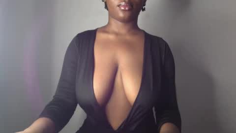 Snapshot of ebony_pussy98 chatting on February 23, 11:33 am delilah online show from February 23, 11:33 am