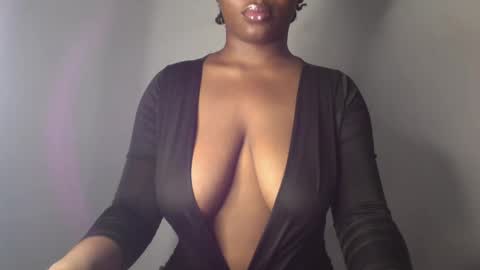 Snapshot of ebony_pussy98 chatting on February 25, 2:33 pm delilah online show from February 25, 2:33 pm