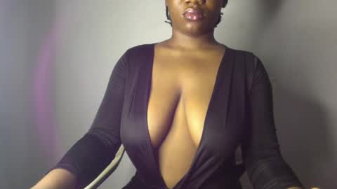 Snapshot of ebony_pussy98 chatting on February 26, 2:48 am delilah online show from February 26, 2:48 am