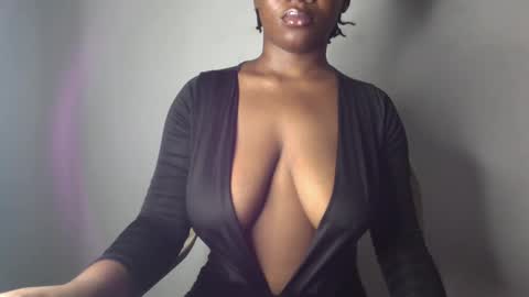Snapshot of ebony_pussy98 chatting on March 5, 3:51 am delilah online show from March 5, 3:51 am