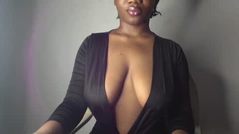 Snapshot of ebony_pussy98 chatting on March 7, 6:13 am delilah online show from March 7, 6:13 am