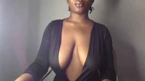 Snapshot of ebony_pussy98 chatting on March 12, 8:51 am delilah online show from March 12, 8:51 am