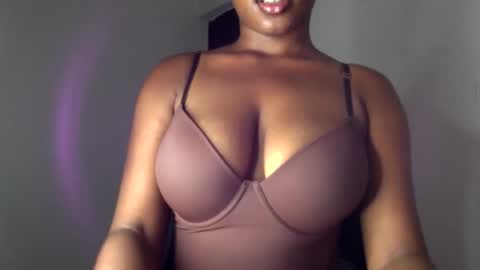 Snapshot of ebony_pussy98 chatting on March 13, 7:31 pm delilah online show from March 13, 7:31 pm