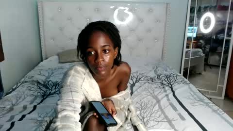Snapshot of ebonypetitequeen chatting on July 2, 12:10 am Maya online show from July 2, 12:10 am